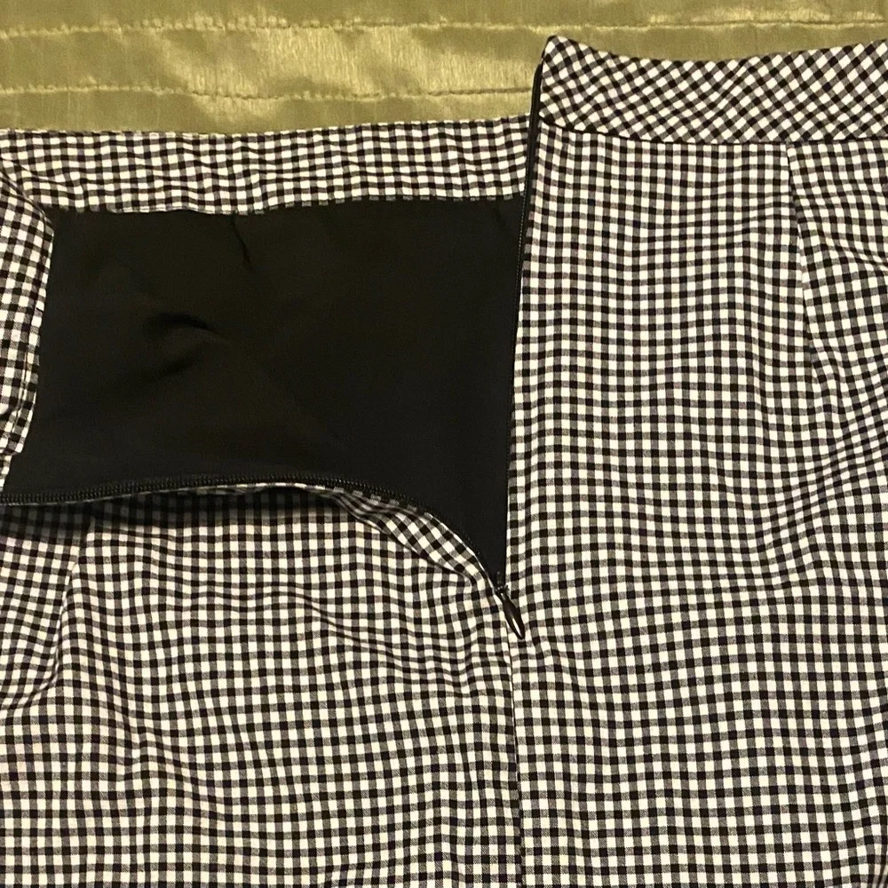 Women’s Talbots Black & White Pencil Skirt lined petite Size 10 with pockets New
